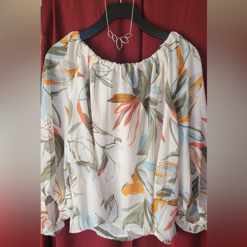 A New Day Multicolor Floral Blouse and Leaf shape necklace